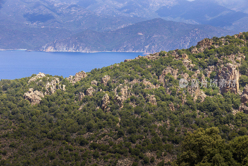 位于科西嘉岛皮亚纳附近的皮亚纳Calanques de Piana的景观